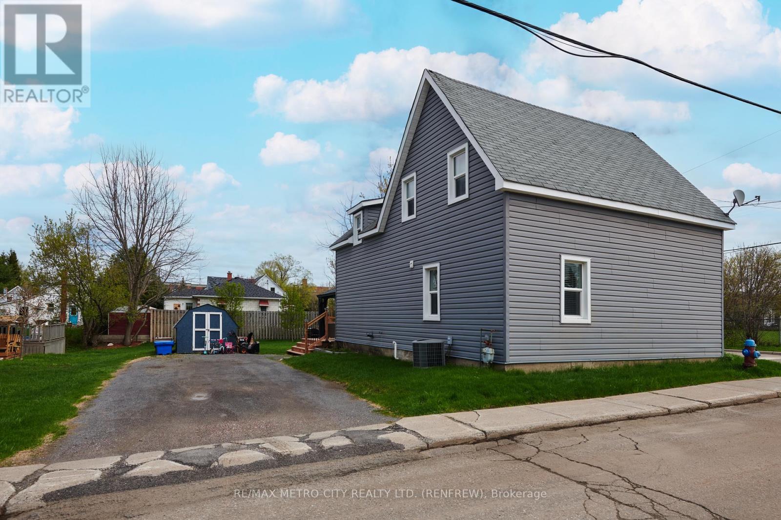 Property at 228 ARNPRIOR AVENUE image 2