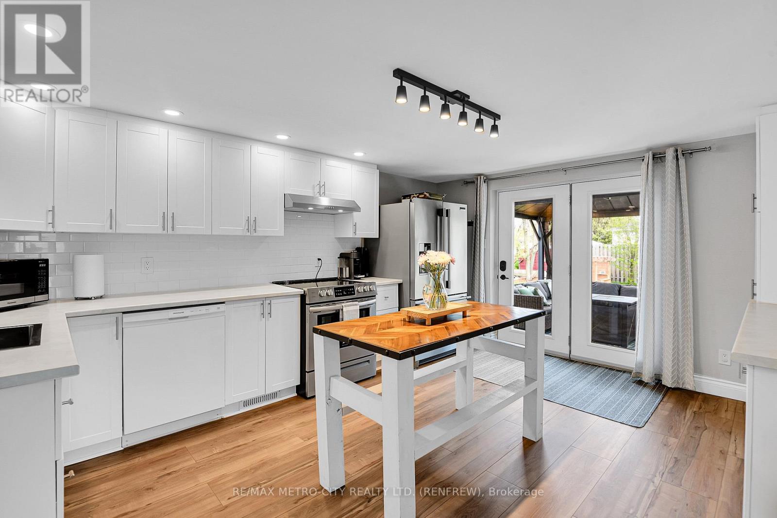 Property at 228 ARNPRIOR AVENUE image 4