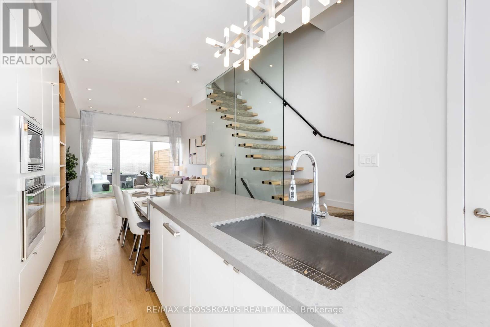 Property at 536A EGLINTON AVENUE E image 3