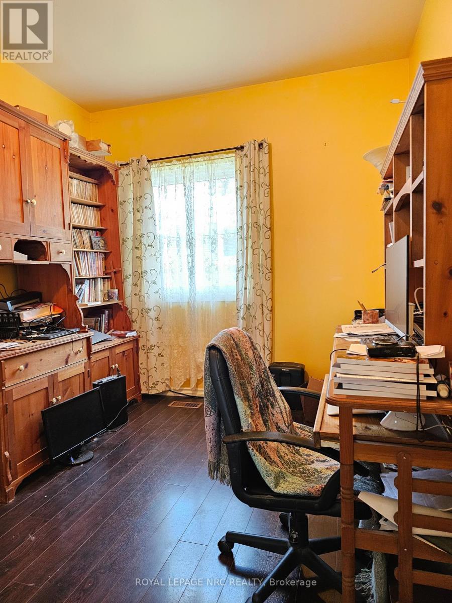 58 Christmas Street, Port Colborne, Ontario  L3K 1M5 - Photo 11 - X12140172
