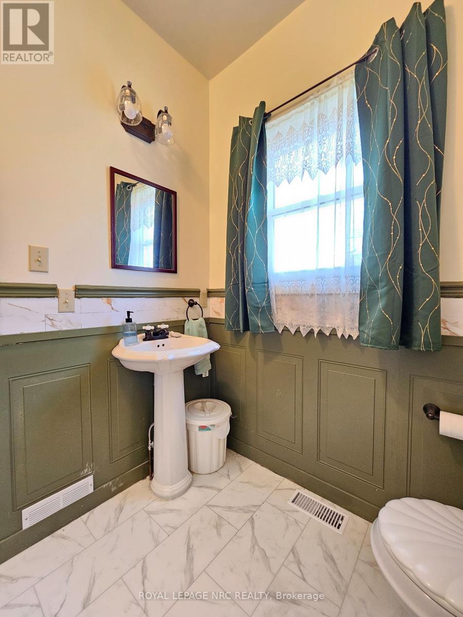 58 Christmas Street, Port Colborne, Ontario  L3K 1M5 - Photo 14 - X12140172