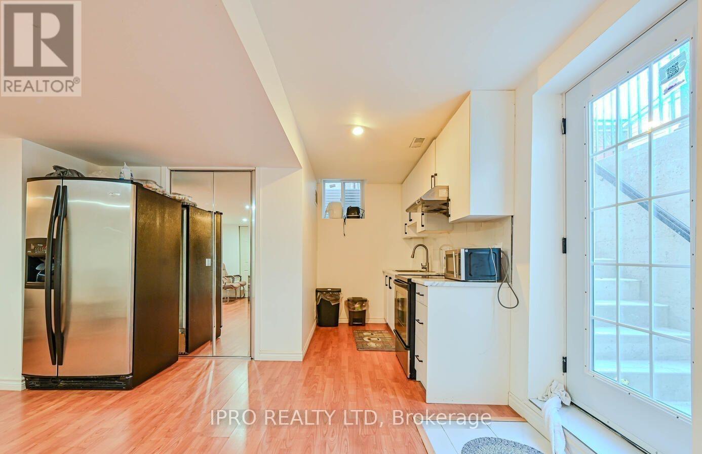 10 Reynolds Avenue, Brampton, Ontario  L6P 2C1 - Photo 2 - W12140155
