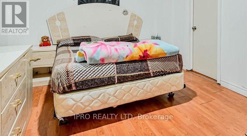 10 Reynolds Avenue, Brampton, Ontario  L6P 2C1 - Photo 3 - W12140155