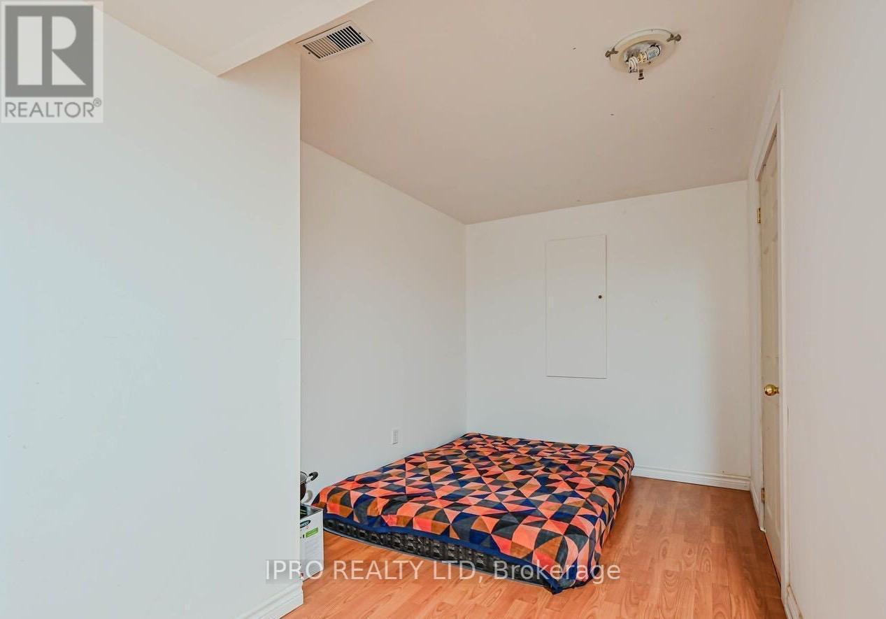10 Reynolds Avenue, Brampton, Ontario  L6P 2C1 - Photo 4 - W12140155