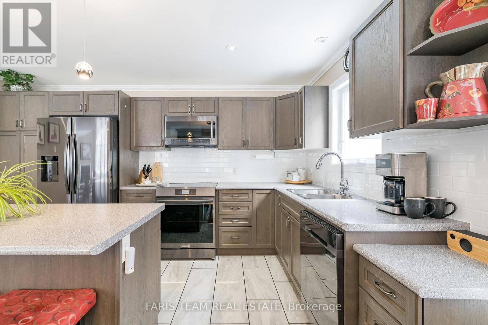 145 Pineridge Gate, Gravenhurst, Ontario  P1P 1Z1 - Photo 6 - X12073835