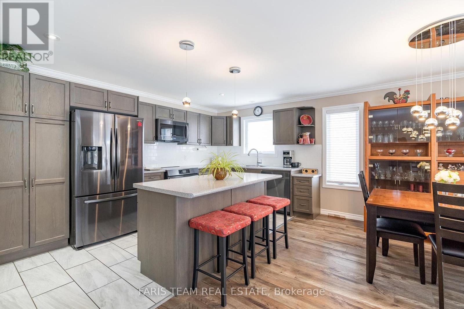 Property at 145 PINERIDGE GATE image 4