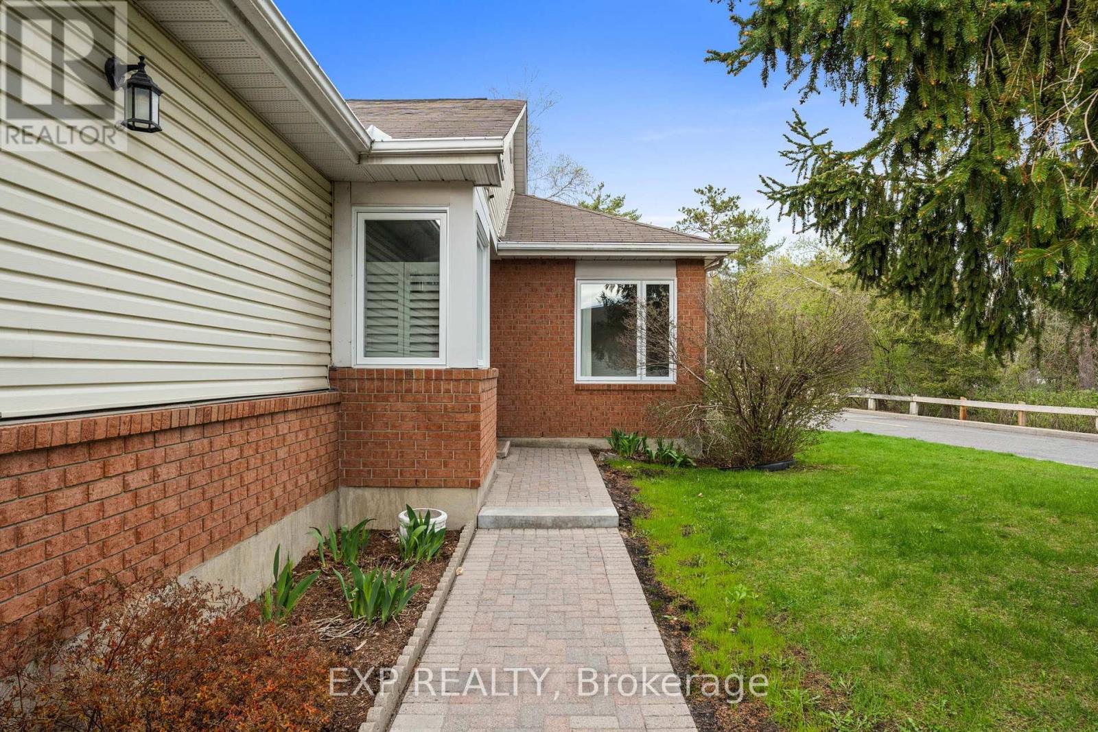 Property at 1 HEATHER GLEN COURT image 4