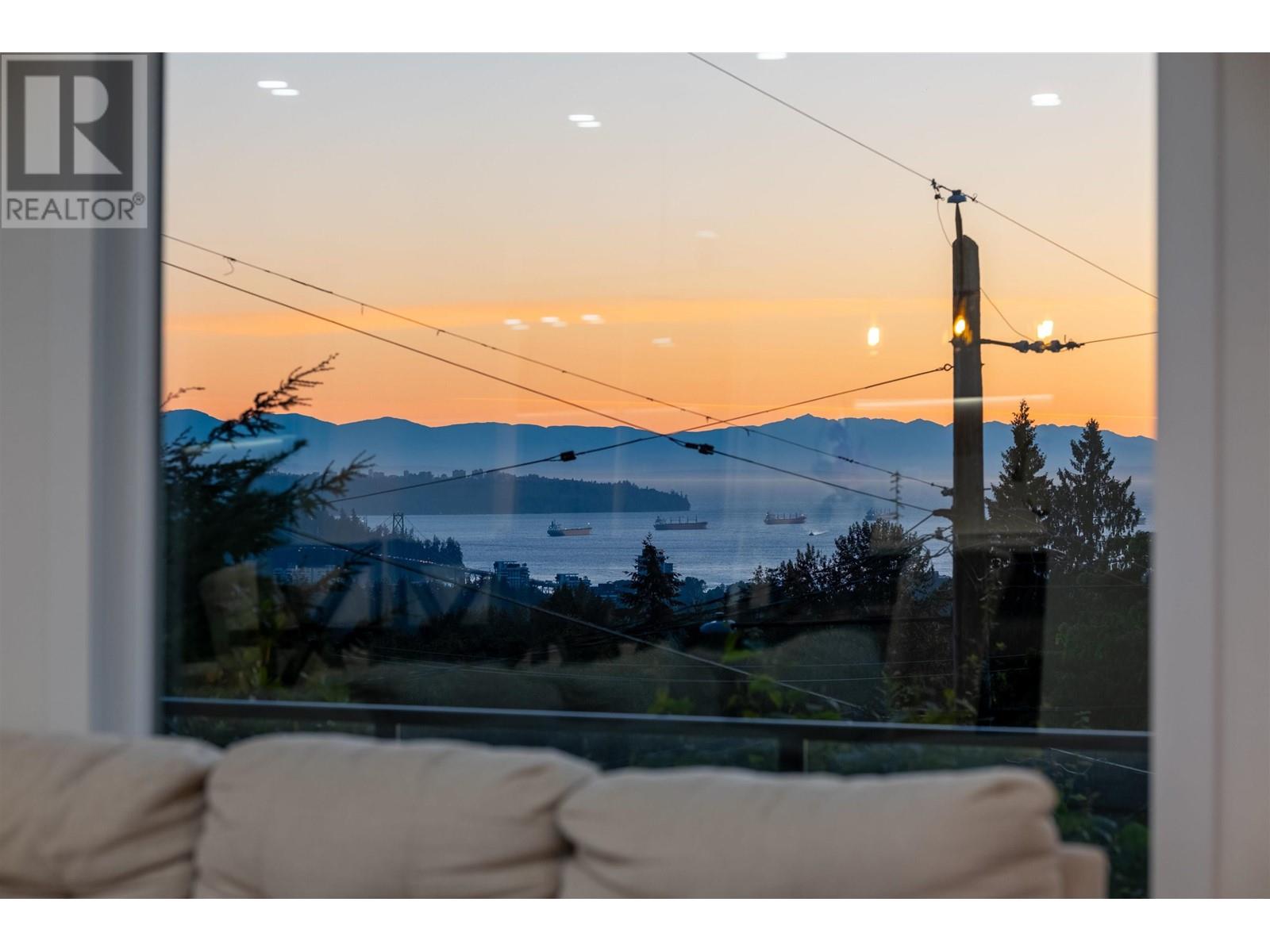 3812 Dalkeith Drive, North Vancouver, British Columbia  V7N 3N6 - Photo 2 - R2985931