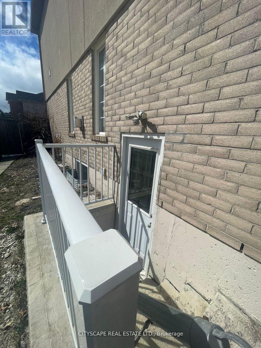 1048 Zimmerman Crescent, Milton (Be Beaty), Ontario  L9T 5S8 - Photo 3 - W12140191