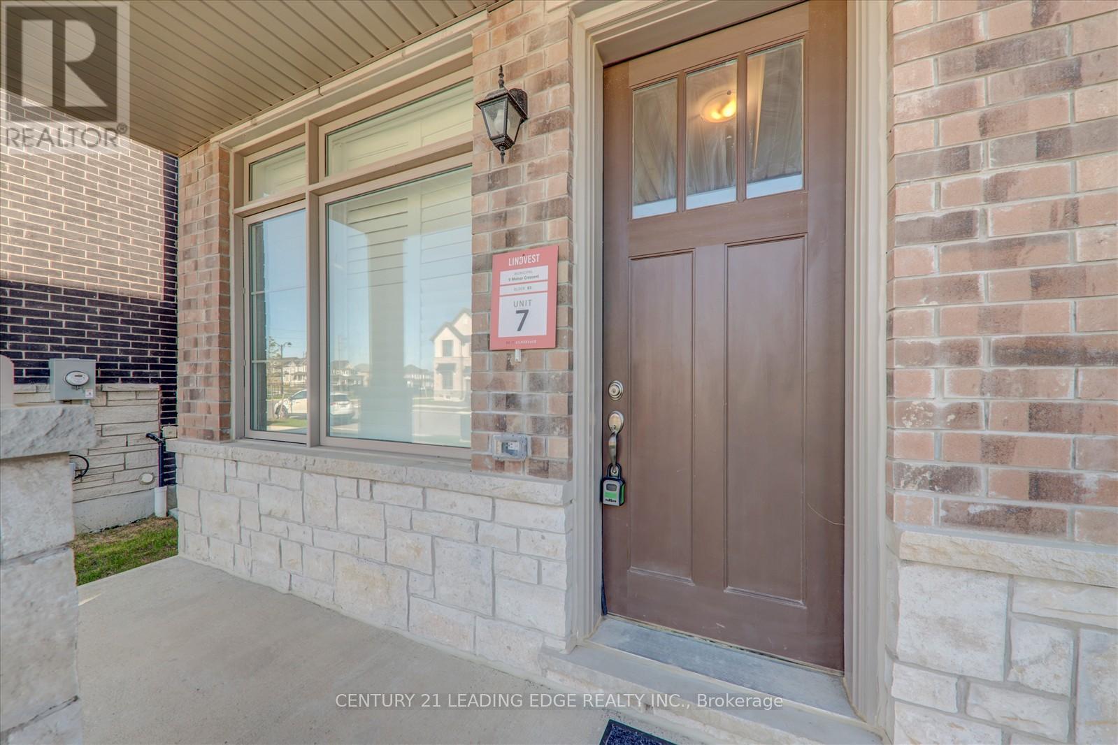 9 Molnar Crescent, Brantford, Ontario  N3T 0X3 - Photo 4 - X12140201