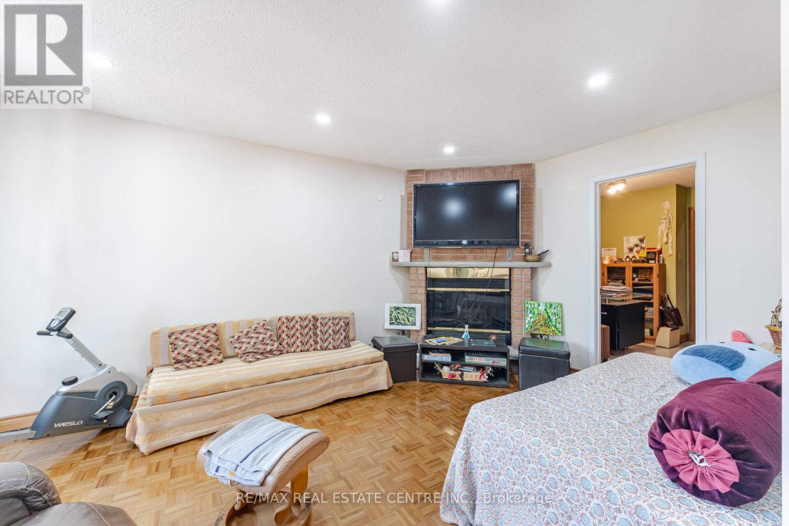 262 Boxmoor Place, Mississauga, Ontario  L5B 3L4 - Photo 19 - W12085184