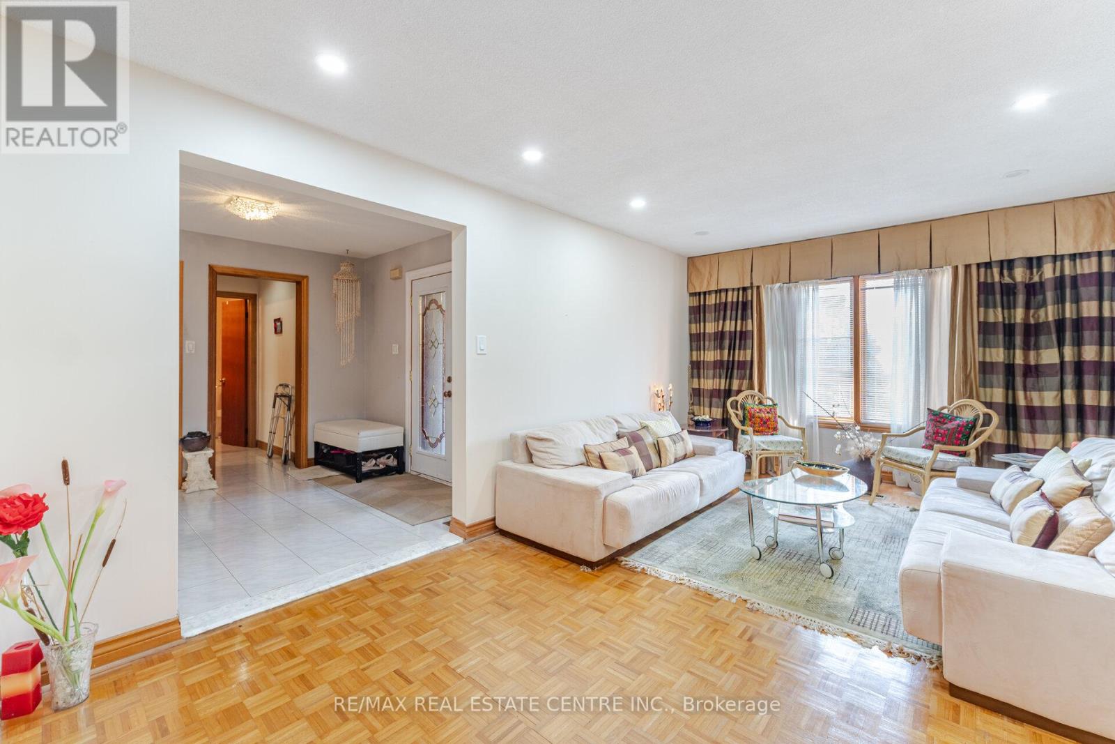 262 Boxmoor Place, Mississauga, Ontario  L5B 3L4 - Photo 8 - W12085184