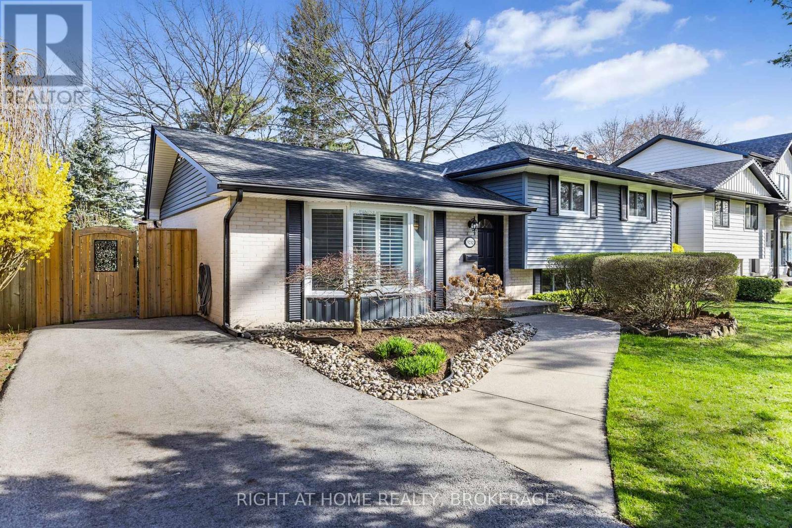5232 Mulberry Drive, Burlington, Ontario  L7L 3P4 - Photo 4 - W12129923