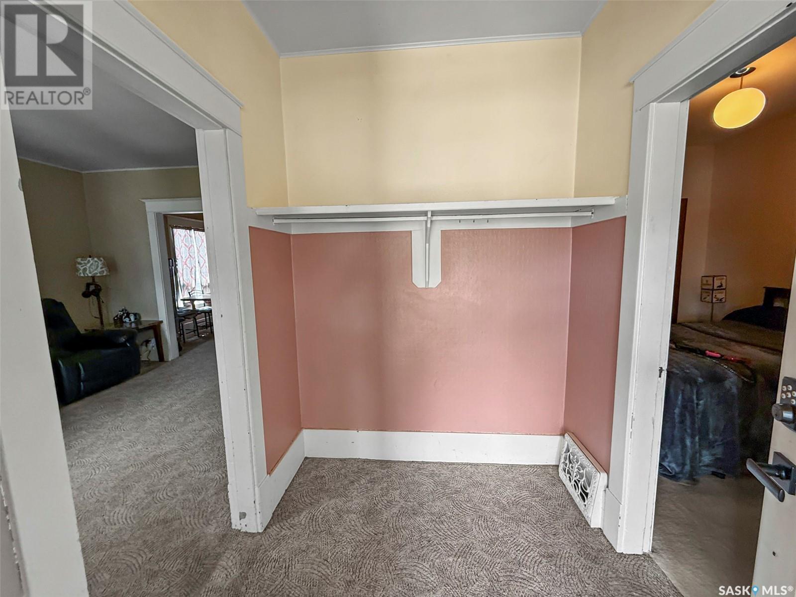 Property at 430 4th AVENUE NW image 3