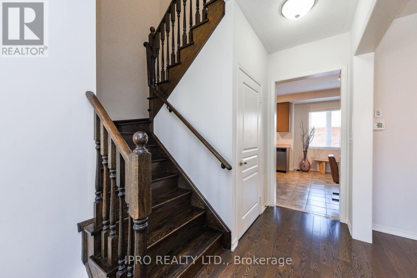 16 Sixteen Mile Drive, Oakville, Ontario  L6M 0S9 - Photo 12 - W12140264