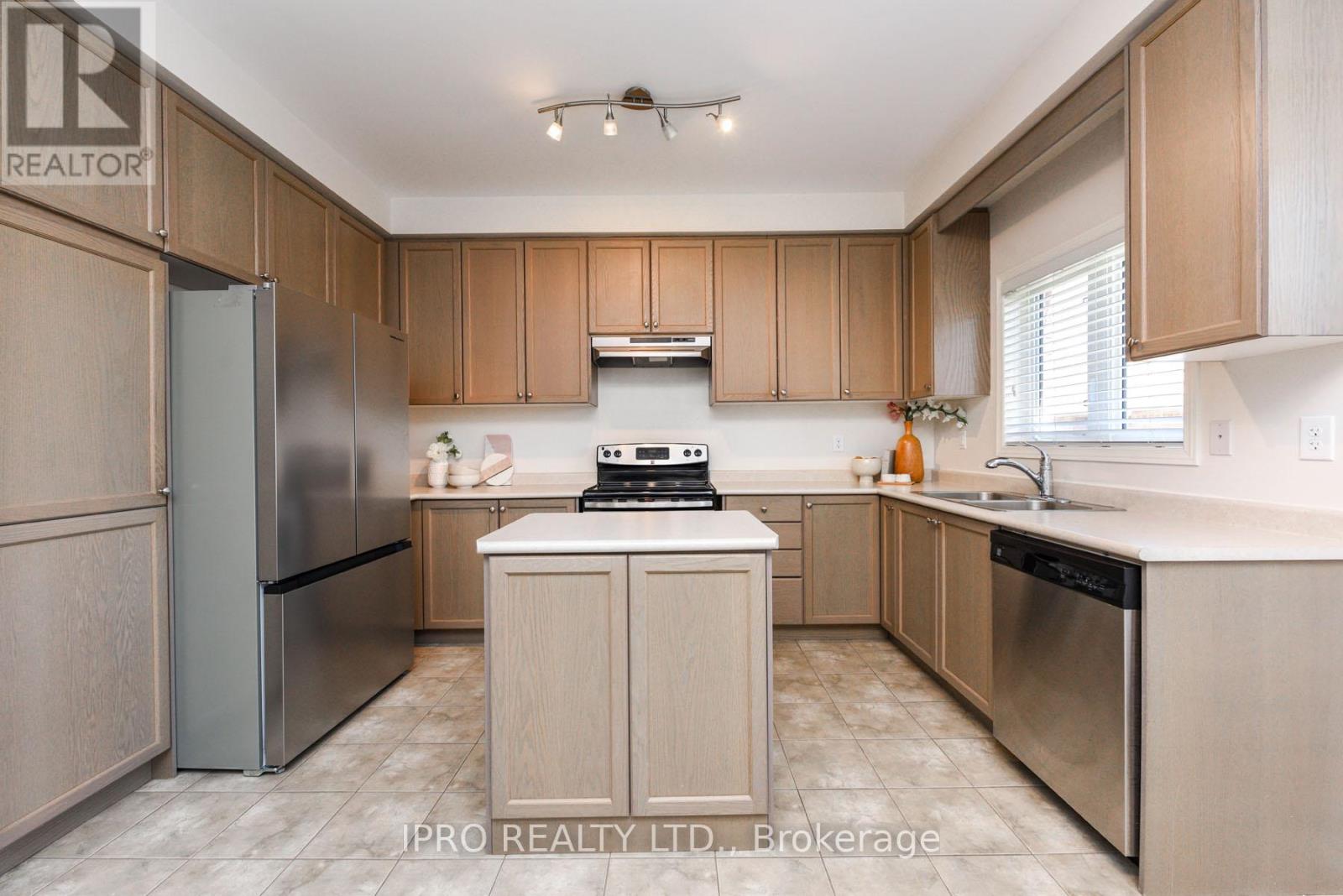 16 Sixteen Mile Drive, Oakville, Ontario  L6M 0S9 - Photo 13 - W12140264