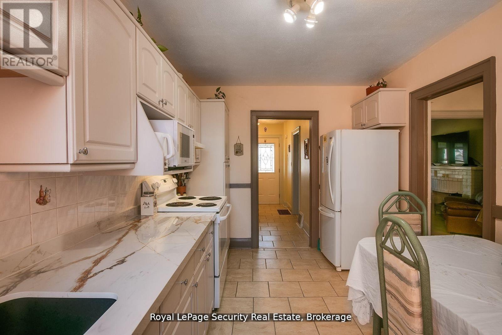 94 Fairbank Avenue, Toronto, Ontario  M6E 3Y7 - Photo 12 - W12140271