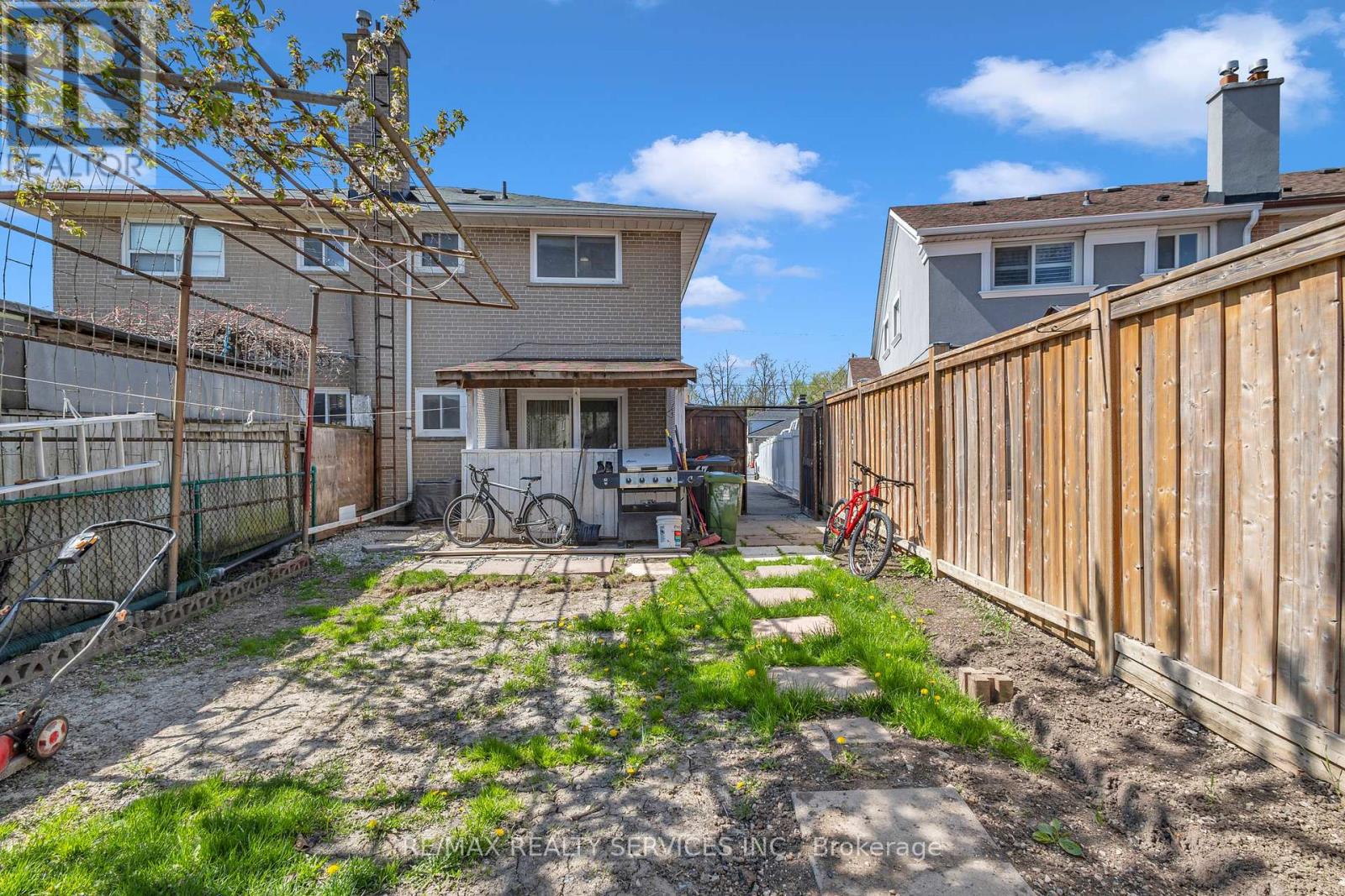 67 Northover Street, Toronto, Ontario  M3L 1W6 - Photo 32 - W12138922