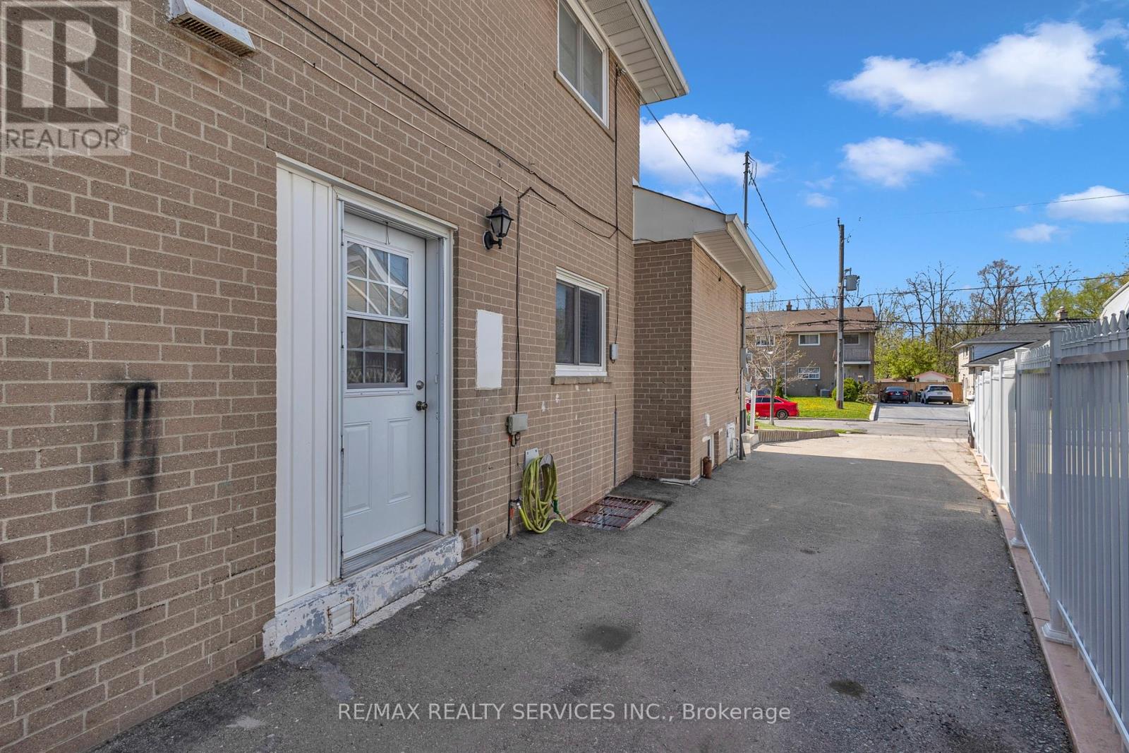 67 Northover Street, Toronto, Ontario  M3L 1W6 - Photo 6 - W12138922