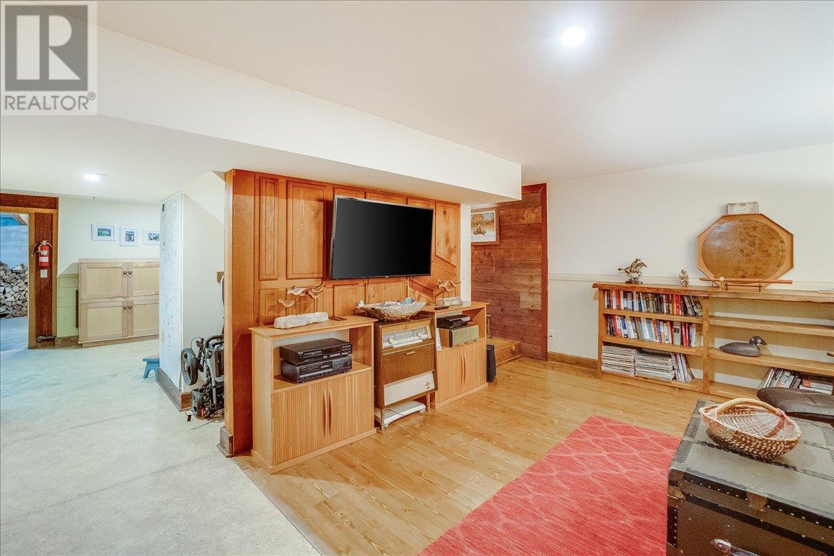 3371 Highway 3b, Fruitvale, British Columbia  V0G 1L1 - Photo 19 - 10345823