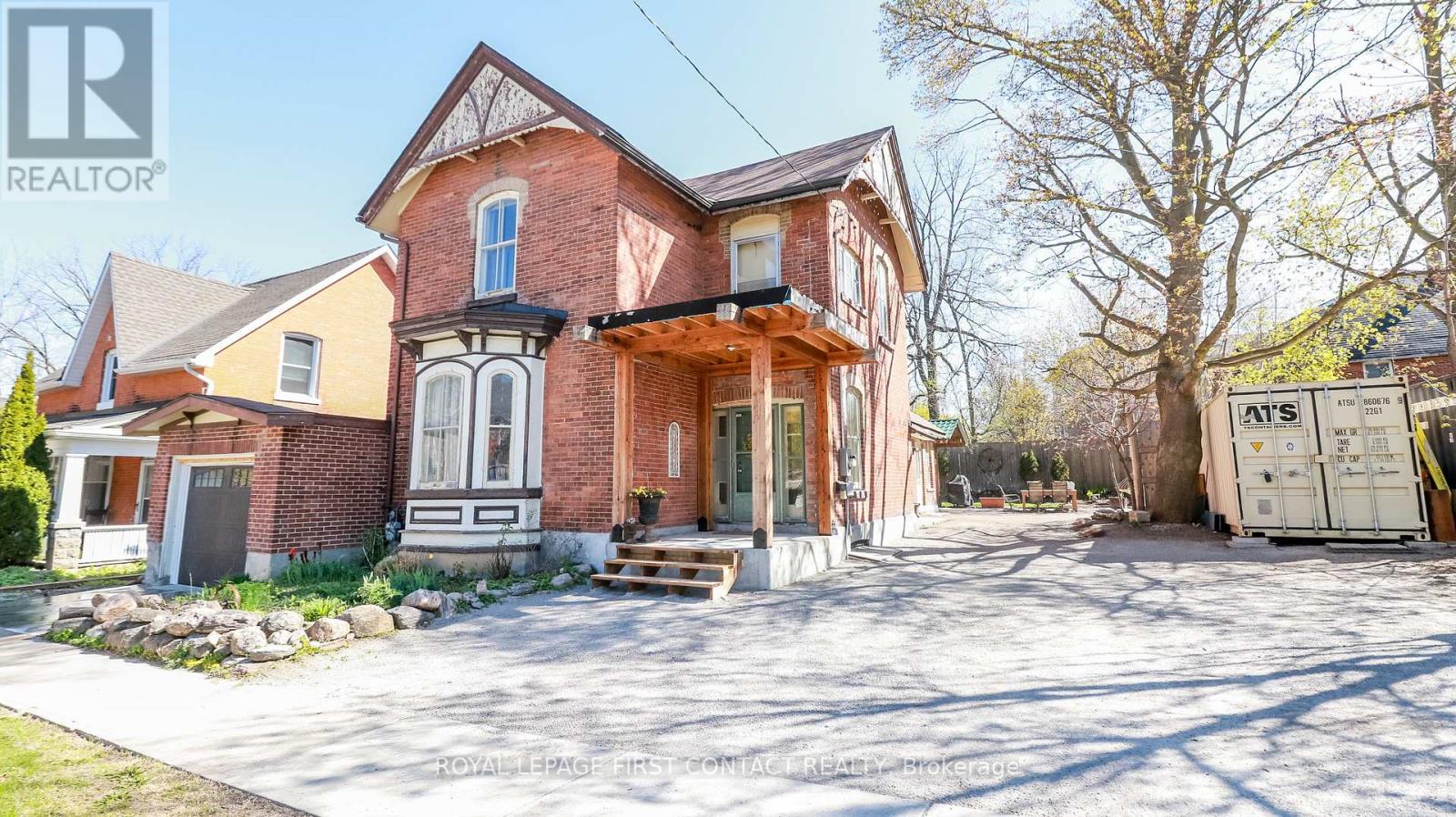 121 MULCASTER STREET, Barrie, Ontario