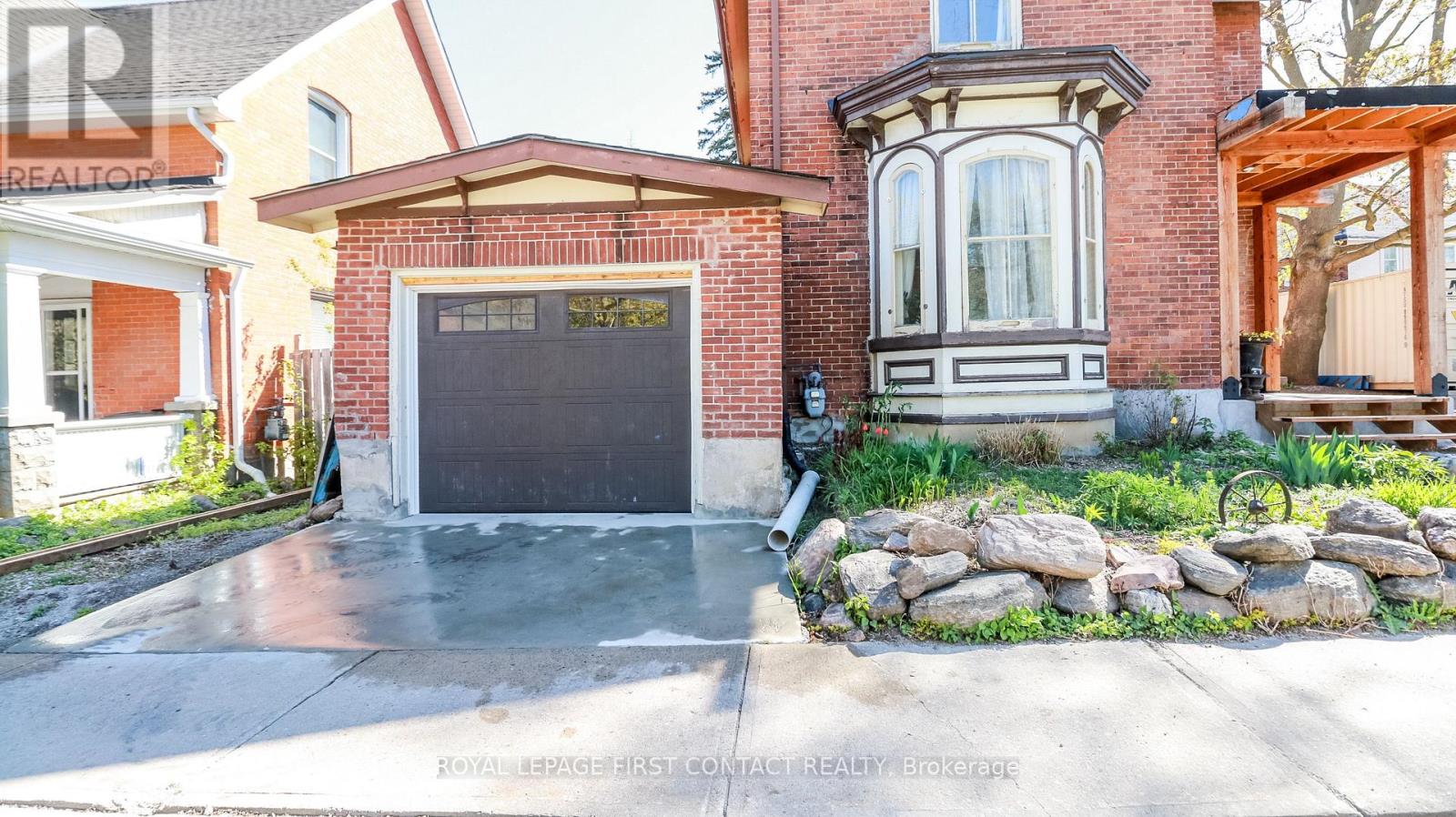 121 Mulcaster Street, Barrie (Codrington), Ontario  L4M 3M8 - Photo 2 - S12140302