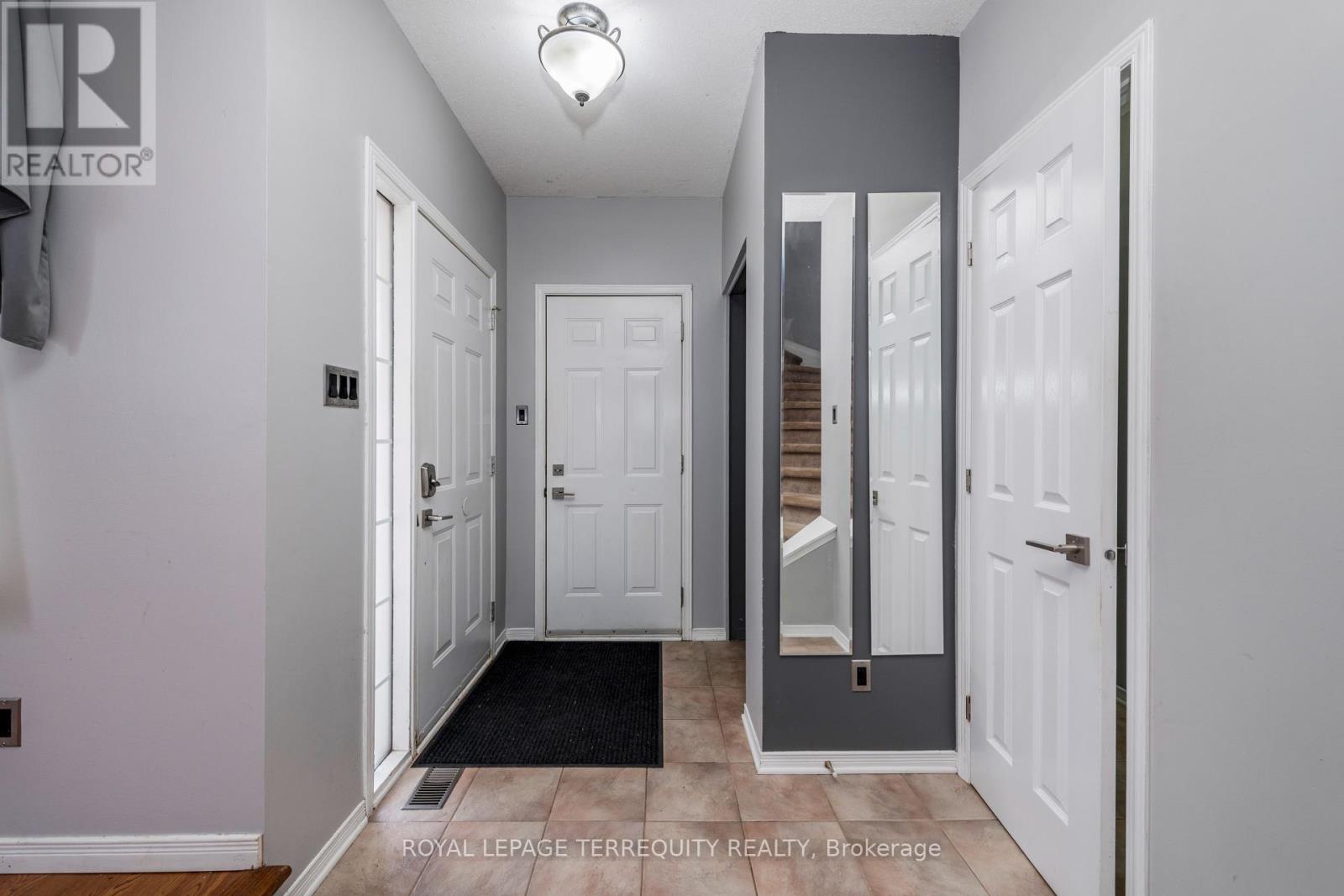 32b Woodford Way, Ottawa, Ontario  K2J 4B9 - Photo 4 - X12101038