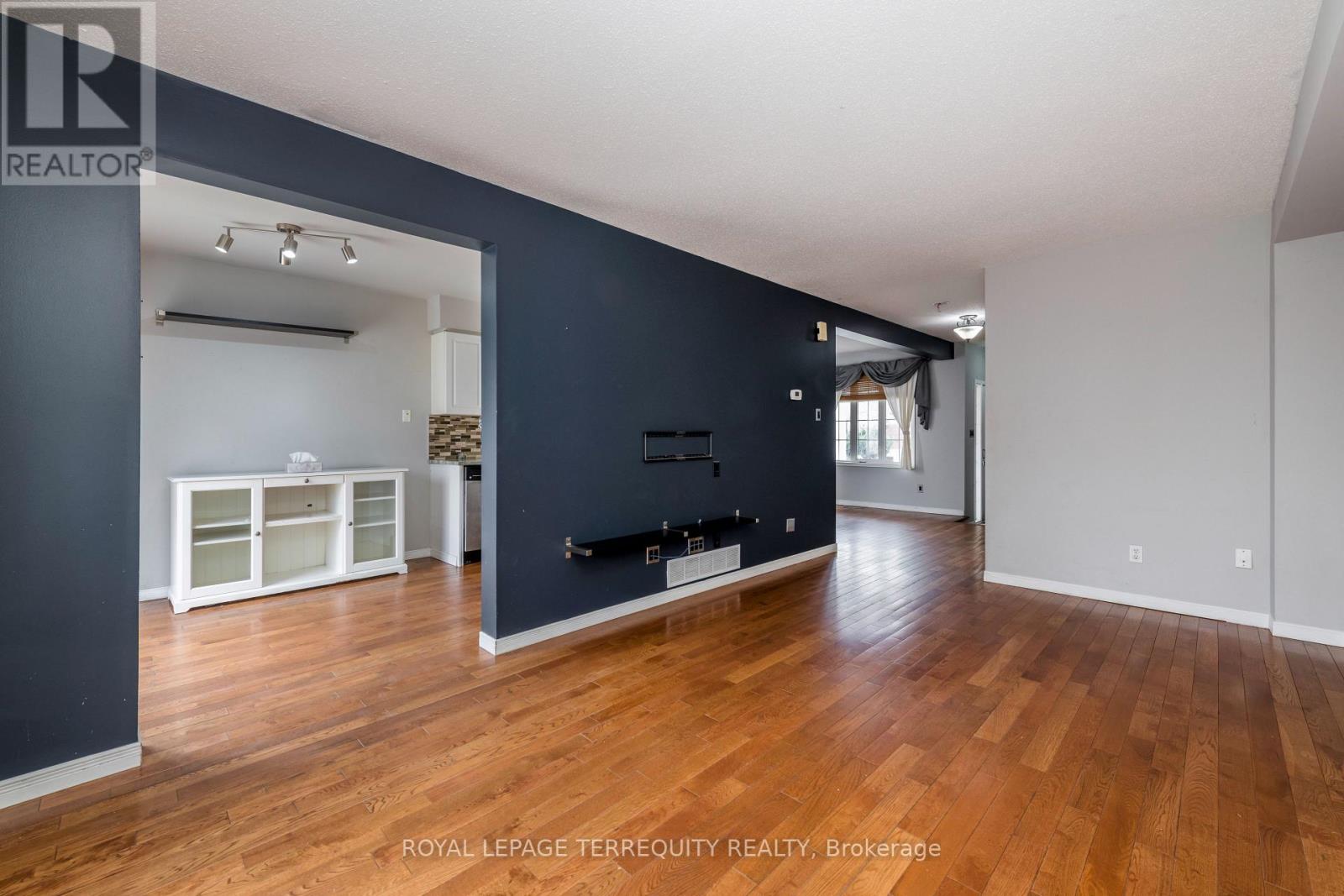 32b Woodford Way, Ottawa, Ontario  K2J 4B9 - Photo 12 - X12101038