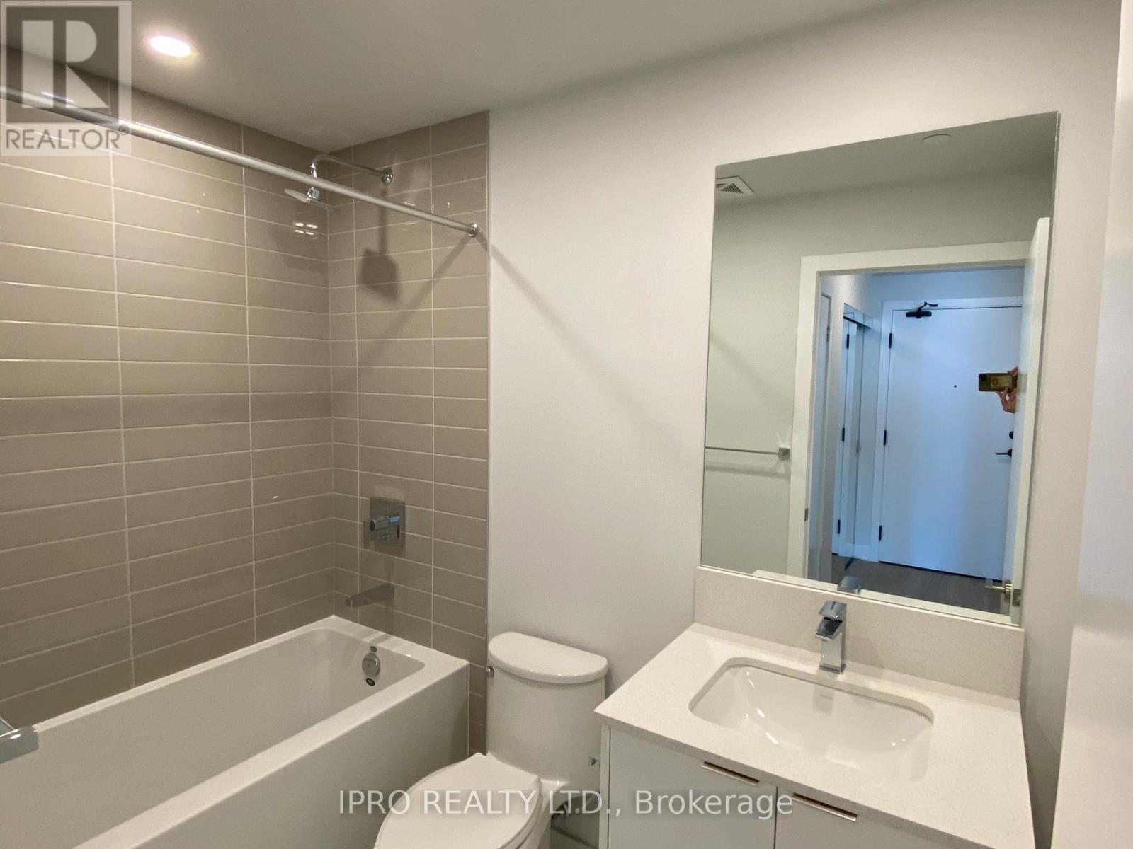 4209 - 430 Square One Drive, Mississauga, Ontario  L5B 0L6 - Photo 6 - W12140320