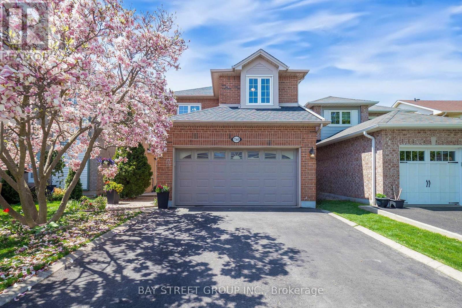 7160 Harding Crescent, Mississauga, Ontario  L5N 5P5 - Photo 1 - W12140351