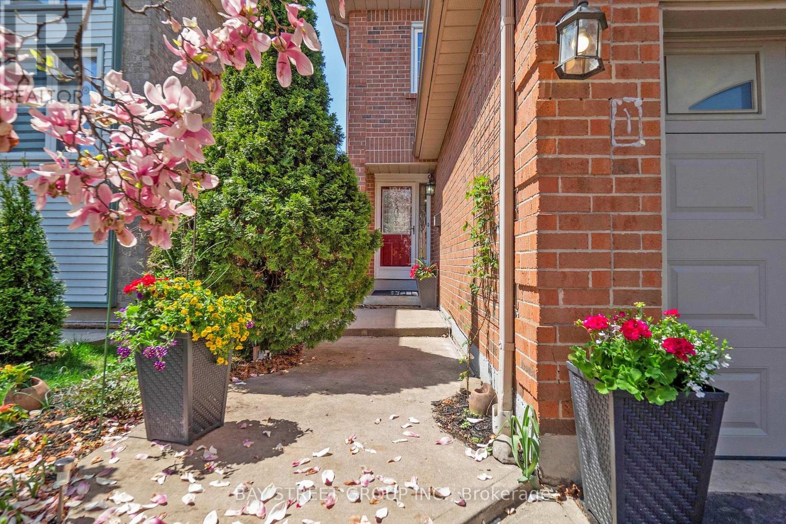7160 Harding Crescent, Mississauga, Ontario  L5N 5P5 - Photo 3 - W12140351