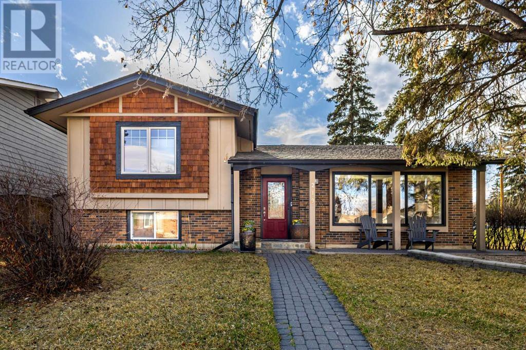 Property at 219 Lake Rosen Crescent SE image 1