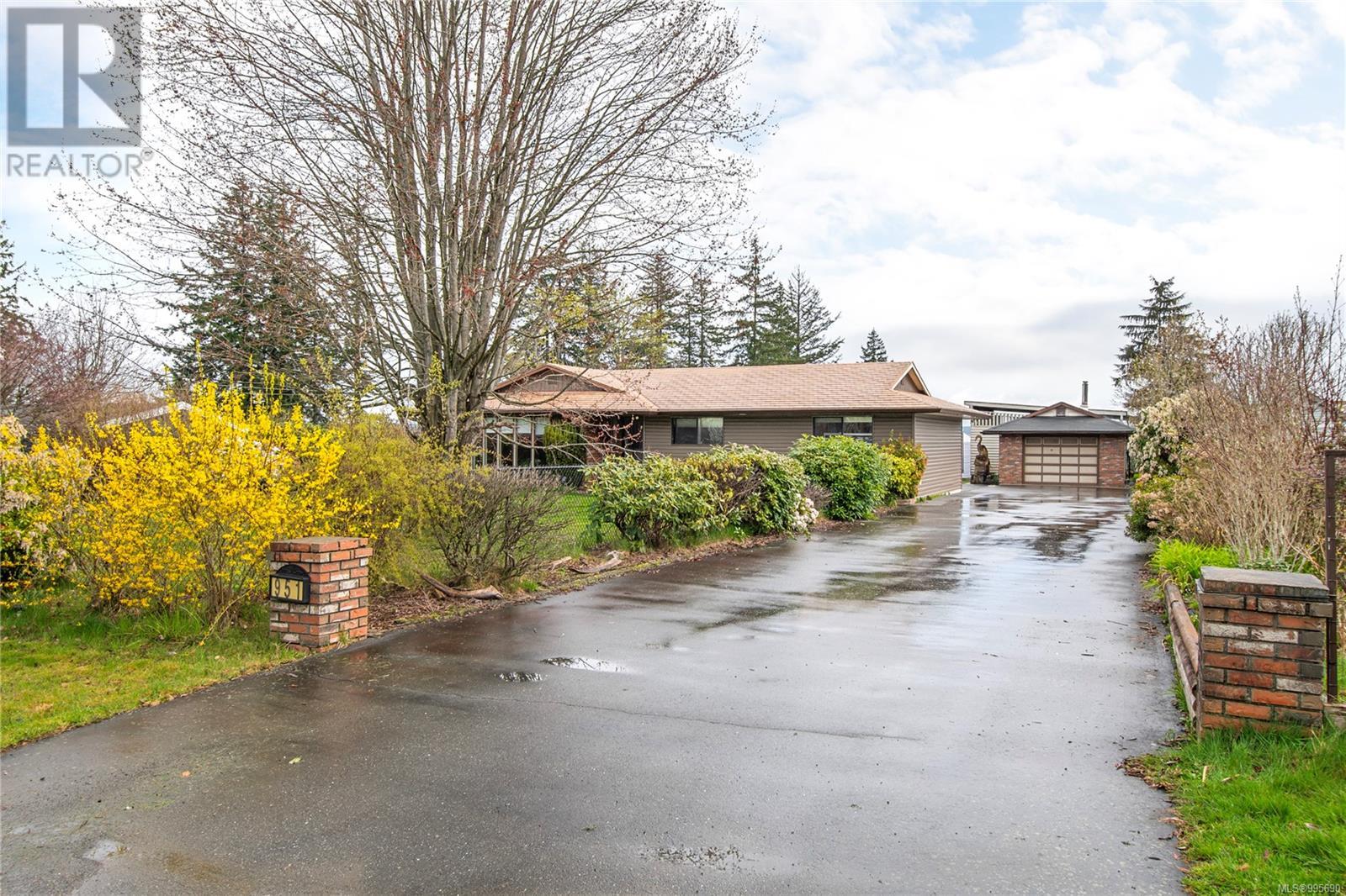 Property at 951 Northmore Rd image 4