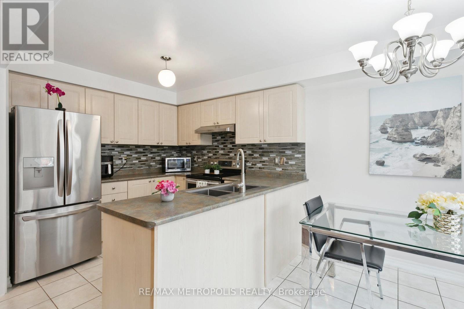 29 Mistdale Crescent, Brampton, Ontario  L7A 1S2 - Photo 10 - W12140408