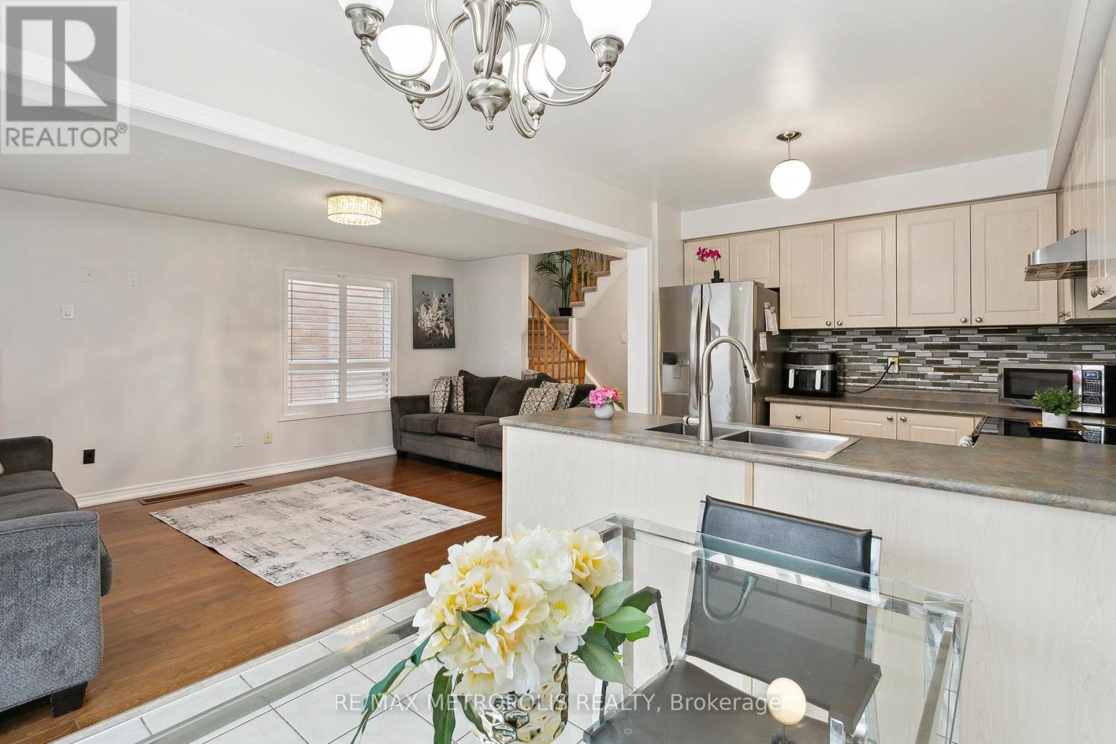 29 Mistdale Crescent, Brampton, Ontario  L7A 1S2 - Photo 12 - W12140408