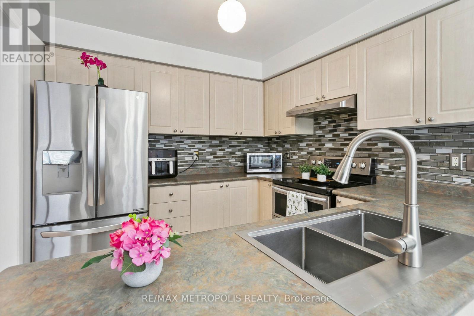29 Mistdale Crescent, Brampton, Ontario  L7A 1S2 - Photo 13 - W12140408
