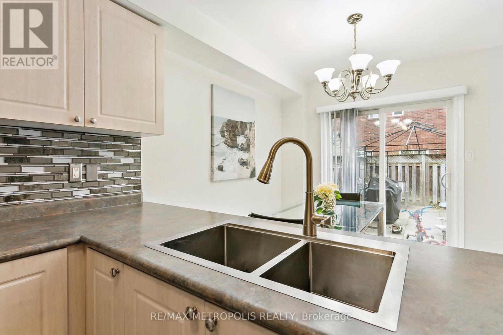 29 Mistdale Crescent, Brampton, Ontario  L7A 1S2 - Photo 14 - W12140408