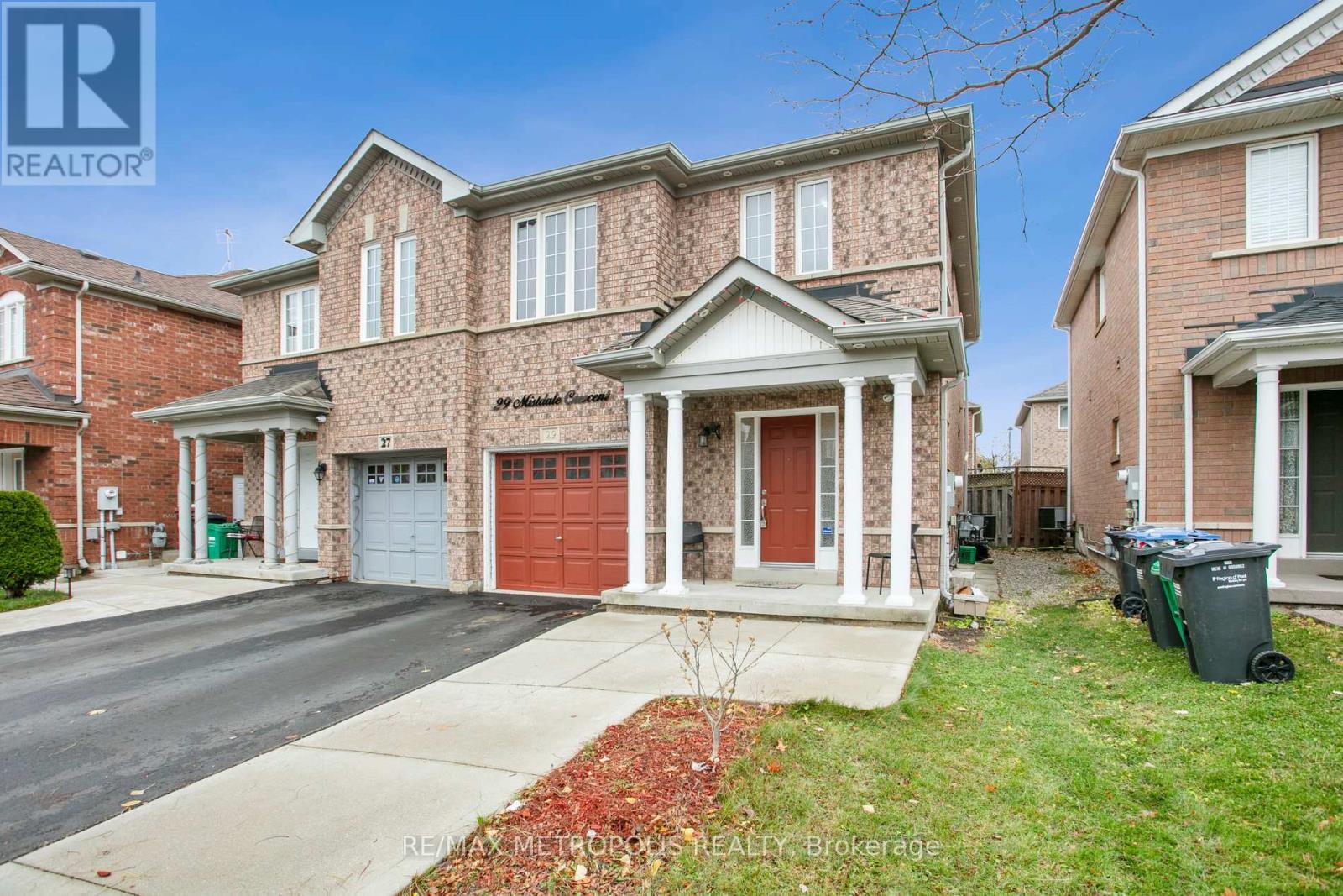 29 Mistdale Crescent, Brampton, Ontario  L7A 1S2 - Photo 2 - W12140408