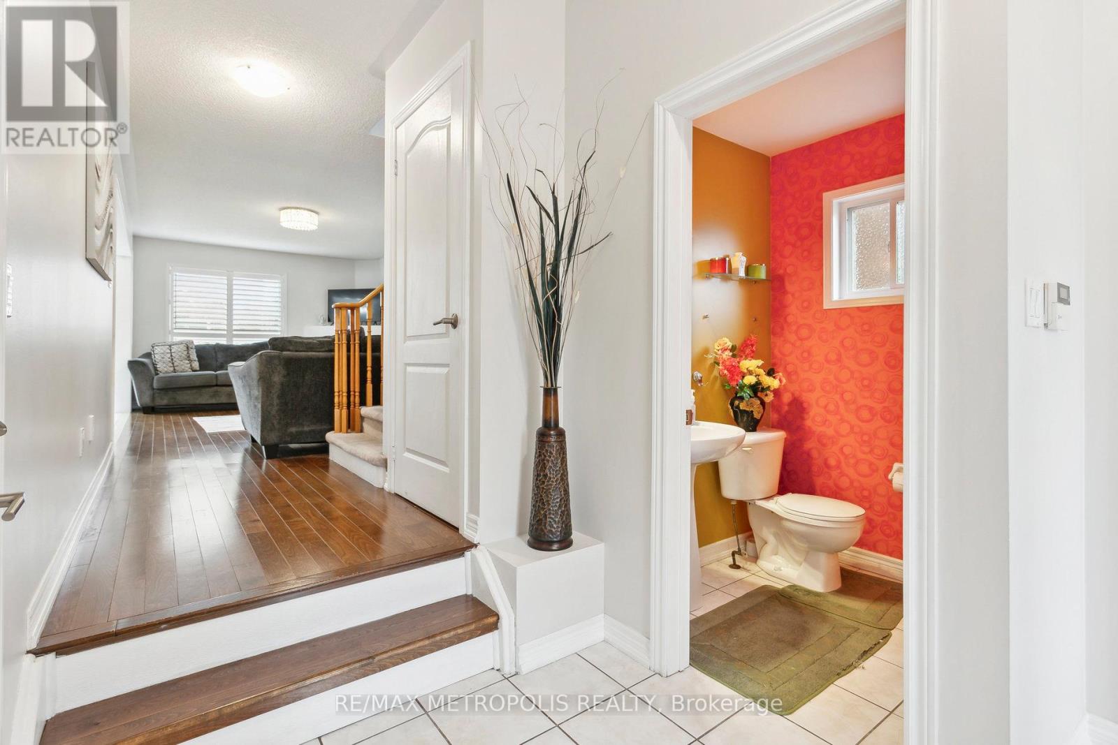 29 Mistdale Crescent, Brampton, Ontario  L7A 1S2 - Photo 4 - W12140408