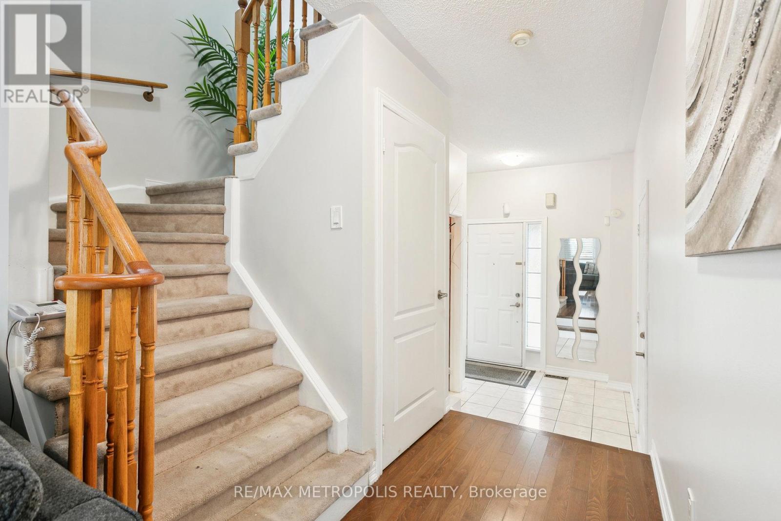 29 Mistdale Crescent, Brampton, Ontario  L7A 1S2 - Photo 5 - W12140408