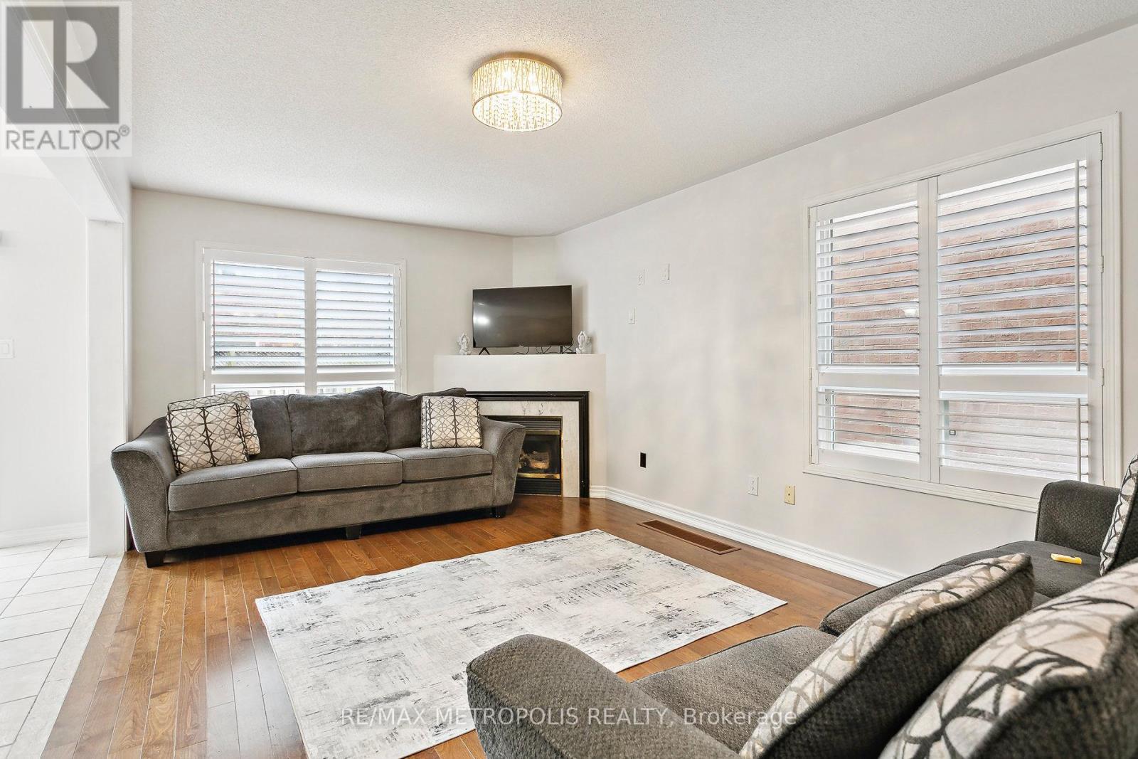 29 Mistdale Crescent, Brampton, Ontario  L7A 1S2 - Photo 7 - W12140408