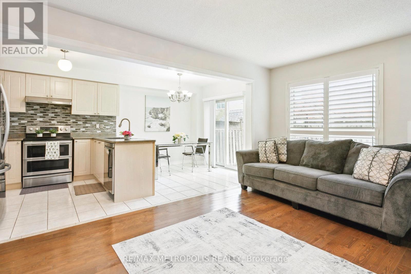 29 Mistdale Crescent, Brampton, Ontario  L7A 1S2 - Photo 8 - W12140408
