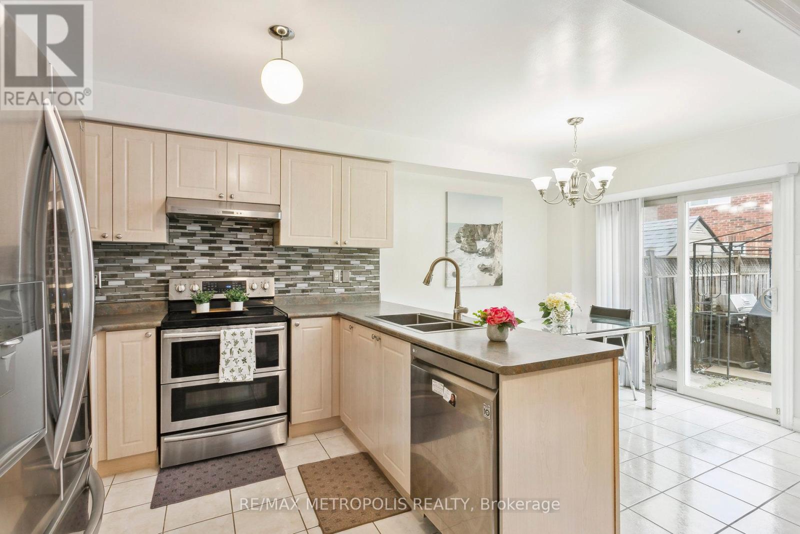 29 Mistdale Crescent, Brampton, Ontario  L7A 1S2 - Photo 9 - W12140408