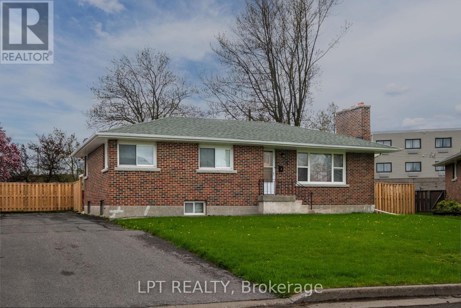 32 Jane Avenue, Kingston, Ontario  K7M 3G5 - Photo 1 - X12140419