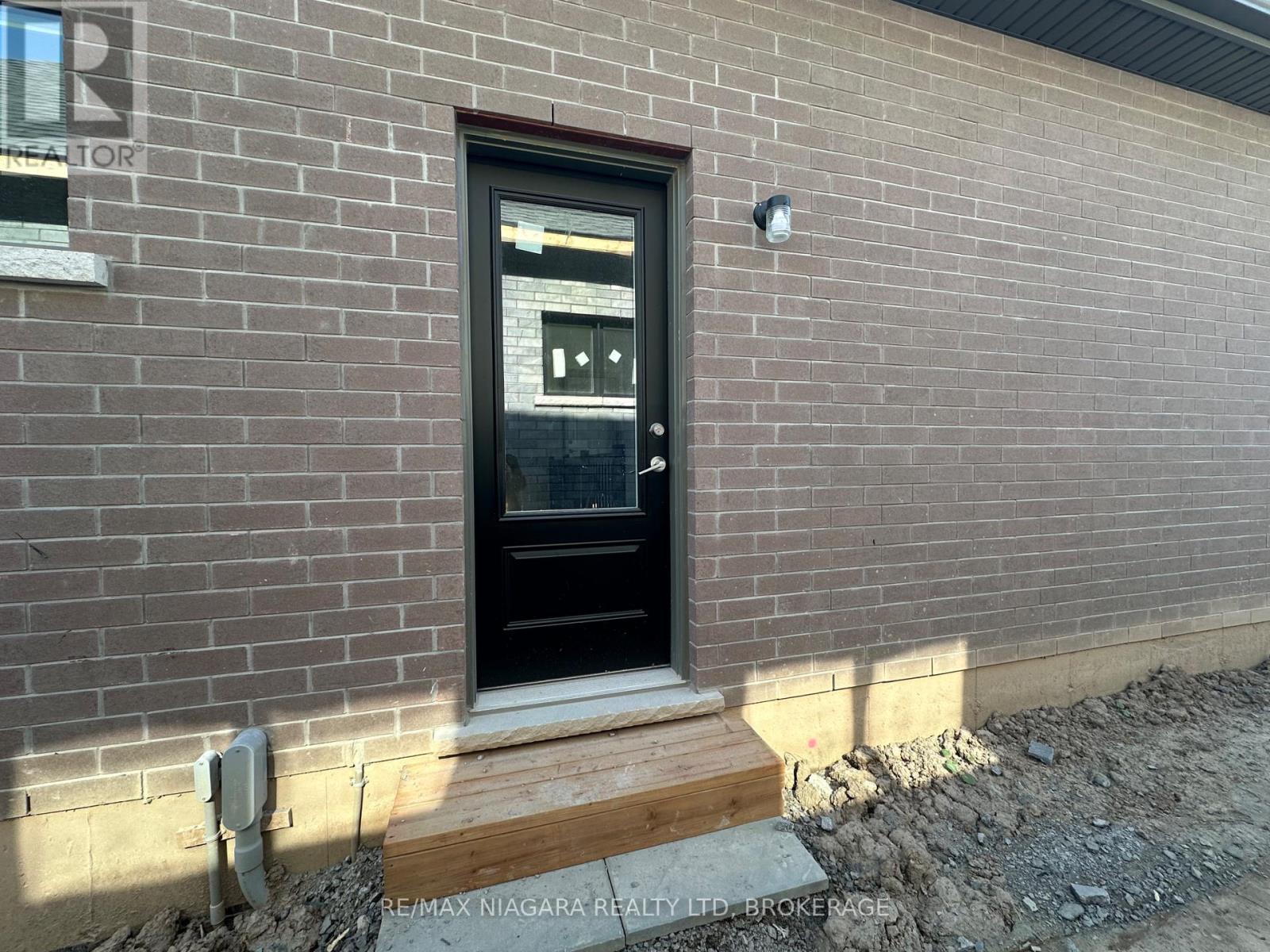 Lower - 925 Rutherford Avenue, Fort Erie, Ontario  L2A 0H3 - Photo 2 - X12140433