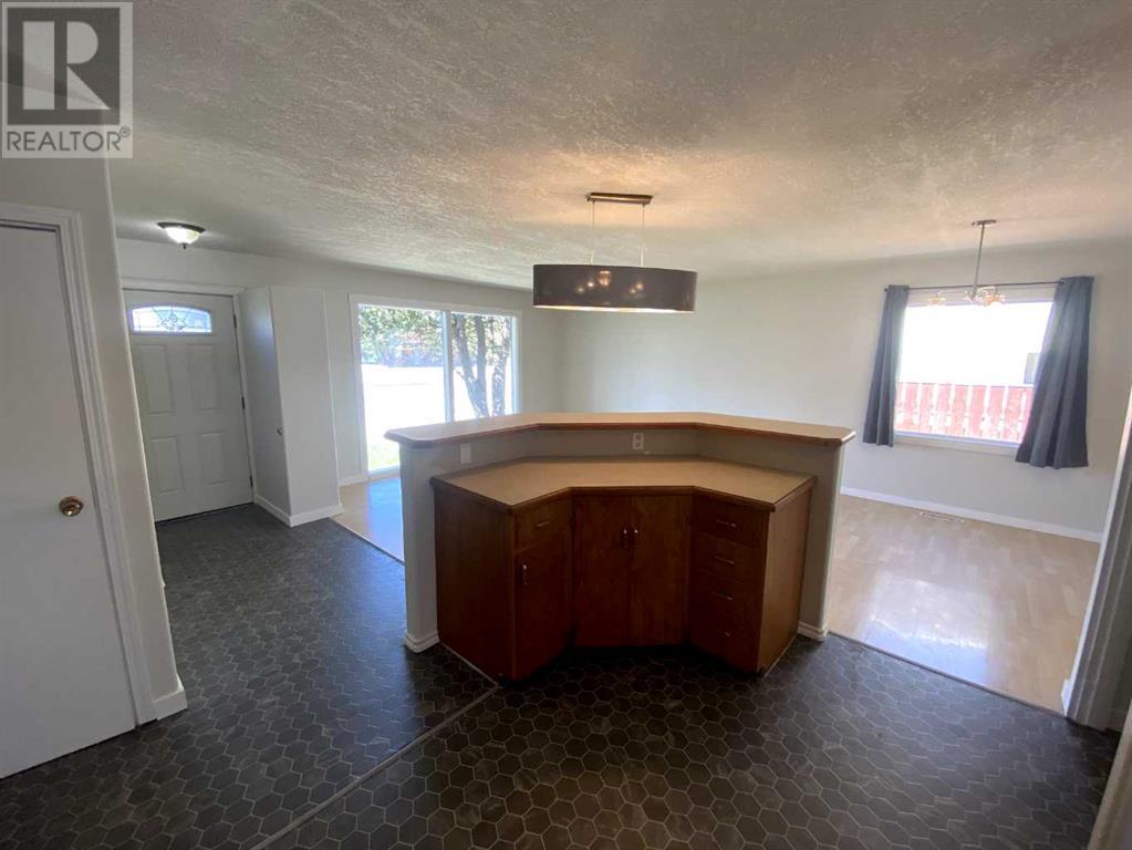 Property at 719 23 Street N image 4