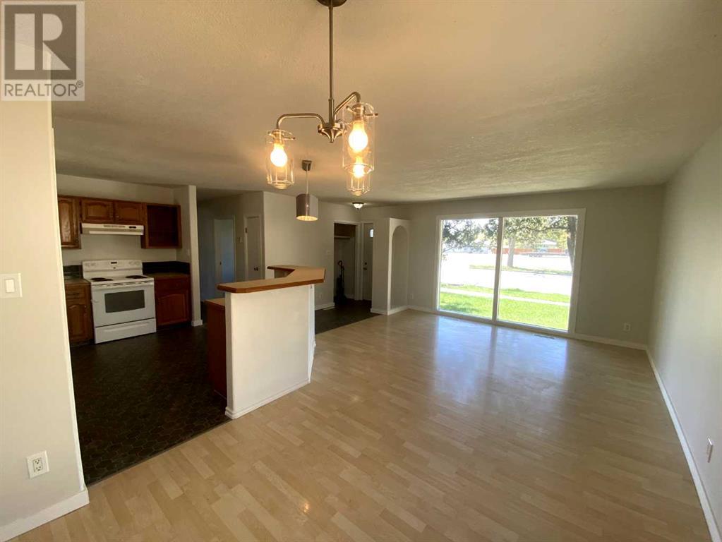 Property at 719 23 Street N image 3