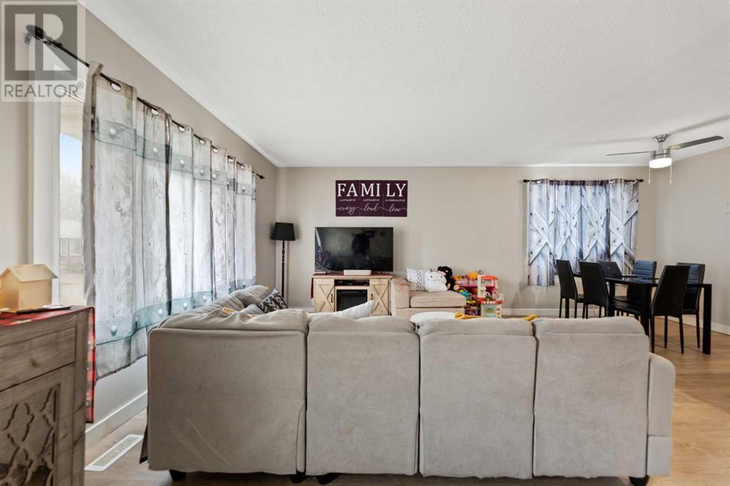 Property at 565 ABOYNE Crescent NE image 5