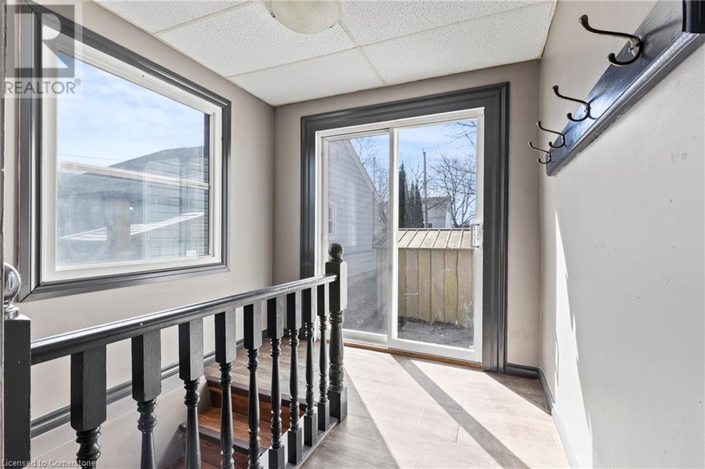 18 Lancaster Avenue, St. Catharines, Ontario  L2R 2R8 - Photo 4 - 40698504