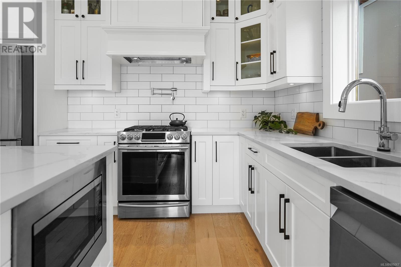 Property at 309 Cadillac Ave image 4